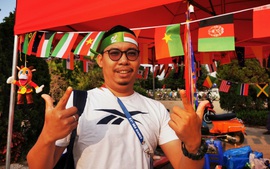 Phóng viên Indonesia mê mệt phở và 'phải lòng' cổ động viên Phú Thọ