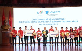 Tập đoàn VNPT thưởng 'nóng' 2 tỷ đồng cho đội tuyển bóng đá nam và nữ 