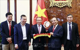 Chủ tịch nước Nguyễn Xuân Phúc tiếp HLV của hai Đội tuyển Bóng đá Việt Nam