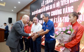 FE CREDIT trao 3 tỷ đồng cho Đội tuyển nữ Việt Nam