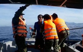 Biên phòng Quảng Nam cứu nạn ngư dân trên biển