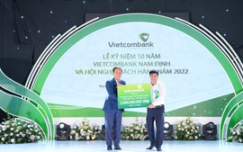 Vietcombank trao 5 tỷ đồng hỗ trợ kinh phí xây trường