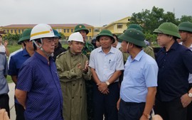 Bộ trưởng Bộ NN&PTNT đôn đốc công tác ứng phó bão tại Thừa Thiên Huế