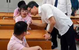 Phó Thủ tướng Vũ Đức Đam vui khai giảng với các cháu học sinh tiểu học