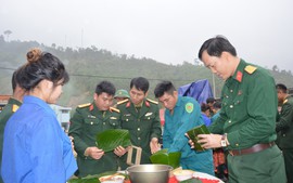 Bộ đội Cụ Hồ mang Tết đến với bà con Trà Leng