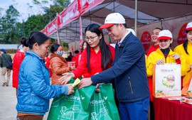 HDBank mang 'Tết ấm tình thương' đến đồng bào Hòa Bình
