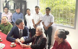 Trưởng Ban Kinh tế Trung ương chúc Tết Mẹ Việt Nam anh hùng và công nhân khó khăn