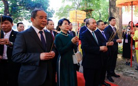 Chủ tịch nước cùng các kiều bào dâng hương tại Điện Kính Thiên