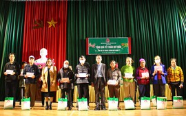Công đoàn Ngân hàng CSXH tỉnh Hà Nam tri ân gia đình chính sách, động viên các hộ nghèo