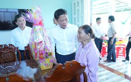 Trưởng Ban Kinh tế Trung ương chúc Tết Mẹ Việt Nam anh hùng và hộ nghèo tại Bến Tre