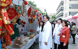 'Chợ Tết yêu thương' ủng hộ bệnh nhân nghèo
