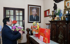 Thủ tướng Phạm Minh Chính dâng hương tưởng nhớ các đồng chí cố Thủ tướng Chính phủ