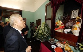 Tổng Bí thư Nguyễn Phú Trọng dâng hương tưởng nhớ Chủ tịch Hồ Chí Minh