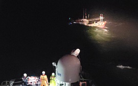 Kịp thời cứu nạn tàu ngư dân gặp sự cố