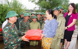 Tư lệnh Quân khu 4 thăm, tặng quà người dân vùng lũ tỉnh Thừa Thiên Huế