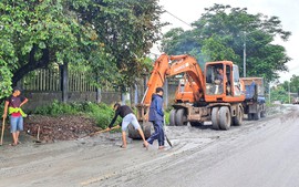 Người dân Đà Nẵng dọn dẹp bùn đất sau mưa lũ