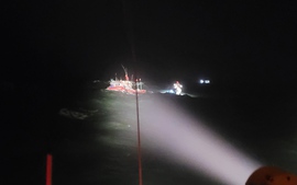 Quảng Nam: 2 tàu cá bị lốc xoáy, sóng đánh chìm, 15 người đang mất tích
