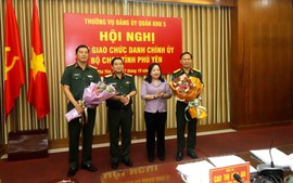 Bàn giao chức danh Chính ủy Bộ Chỉ huy quân sự tỉnh Phú Yên