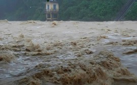 Mưa đặc biệt lớn tại Thừa Thiên Huế, lũ trên sông Hương, sông Bồ đang lên nhanh