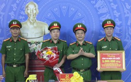 Giám đốc Công an TP. Đà Nẵng khen thưởng đột xuất Công an quận Liên Chiểu