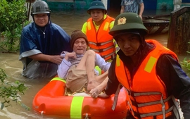 Công an Thừa Thiên Huế vượt lũ ứng cứu người dân
