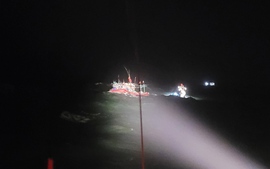 Bình Định: 14 thuyền viên gặp nạn trên biển được cứu kịp thời