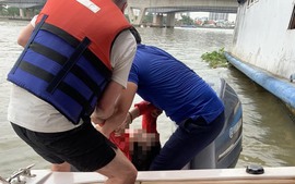 Thuyền trưởng cùng 5 hành khách nước ngoài cứu sống một phụ nữ nhảy cầu Sài Gòn