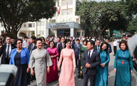 Phu nhân Chủ tịch nước Việt Nam và Phu nhân Tổng Bí thư, Chủ tịch nước Trung Quốc giao lưu với sinh viên ĐHQGHN