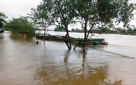 Mưa lớn gây ngập lụt, chia cắt nhiều vùng ở miền Trung