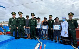 Quảng Ngãi: Đưa 11 ngư dân gặp nạn ở vùng biển Hoàng Sa về bờ an toàn