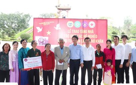 Nguyên Chủ tịch nước Trương Tấn Sang trao tặng nhà tình nghĩa tại Quảng Trị