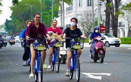 Du khách thích thú khi trải nghiệm xe đạp công cộng tại Đà Nẵng