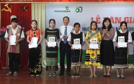 Trao 11.390 máy tính bảng cho học sinh khó khăn tỉnh Kon Tum