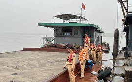 CSGT bắt quả tang tàu hút cát trái phép trên sông Hồng