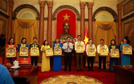 Công đoàn Phân bón Cà Mau vinh dự nhận khen thưởng cấp nhà nước