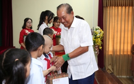 Nguyên Phó Thủ tướng Trương Hòa Bình tặng học bổng cho học sinh huyện Thường Tín, TP. Hà Nội