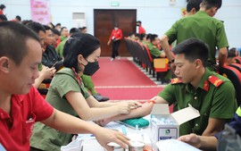 Chiến sĩ công an tỉnh Bắc Giang hiến máu tình nguyện