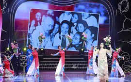 Chủ tịch Quốc hội dự chương trình nghệ thuật 'Vinh quang Tổ quốc Việt Nam'