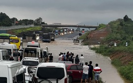 Kiểm tra nguyên nhân gây ngập lụt tại đường cao tốc Phan Thiết - Dầu Giây