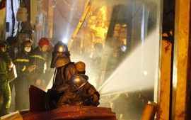 Hà Nội: Cháy lớn giữa đêm tại chung cư nằm trong ngõ sâu