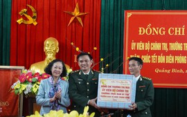 Thường trực Ban Bí thư thăm, chúc Tết cán bộ, chiến sĩ và nhân dân vùng biên giới Quảng Bình