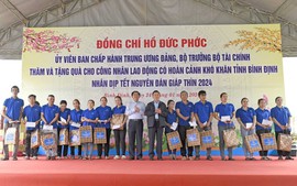 Bộ trưởng Bộ Tài chính thăm, tặng quà người lao động tại Bình Định