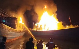 Đà Nẵng: 3 tàu cá bốc cháy dữ dội trong đêm
