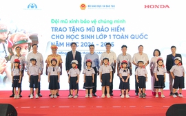 Trao tặng mũ bảo hiểm cho học sinh lớp 1 khu vực miền Trung