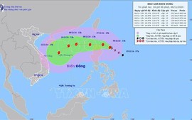 Bão YINXING giật cấp 17 đang di chuyển gần Biển Đông