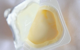 Thu hồi váng sữa do có thể chứa các mảnh nhựa