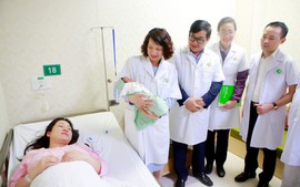 Lãnh đạo Bộ Y tế động viên y bác sĩ của Bệnh viện đã triển khai hơn 940 ca can thiệp bào thai