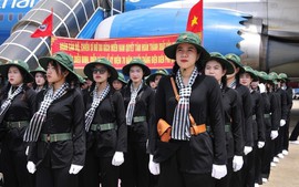 Khối nữ du kích miền Nam xuất quân tham gia huấn luyện diễu binh kỷ niệm Chiến thắng Điện Biên Phủ