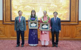 Thừa Thiên Huế vinh danh 2 người nước ngoài tiêu biểu