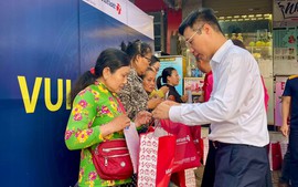 Quỹ Tâm Tài Việt và Vietlott trao tặng bảo hiểm sức khỏe đến người phân phối xổ số